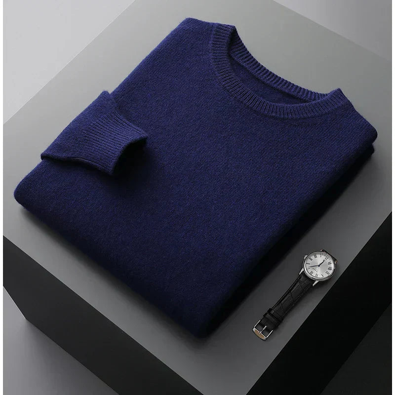 Pull en cachemire Danoir Paris Piero, élégant, avec col en V et manches longues, couleur gris clair, tissu doux et raffiné.