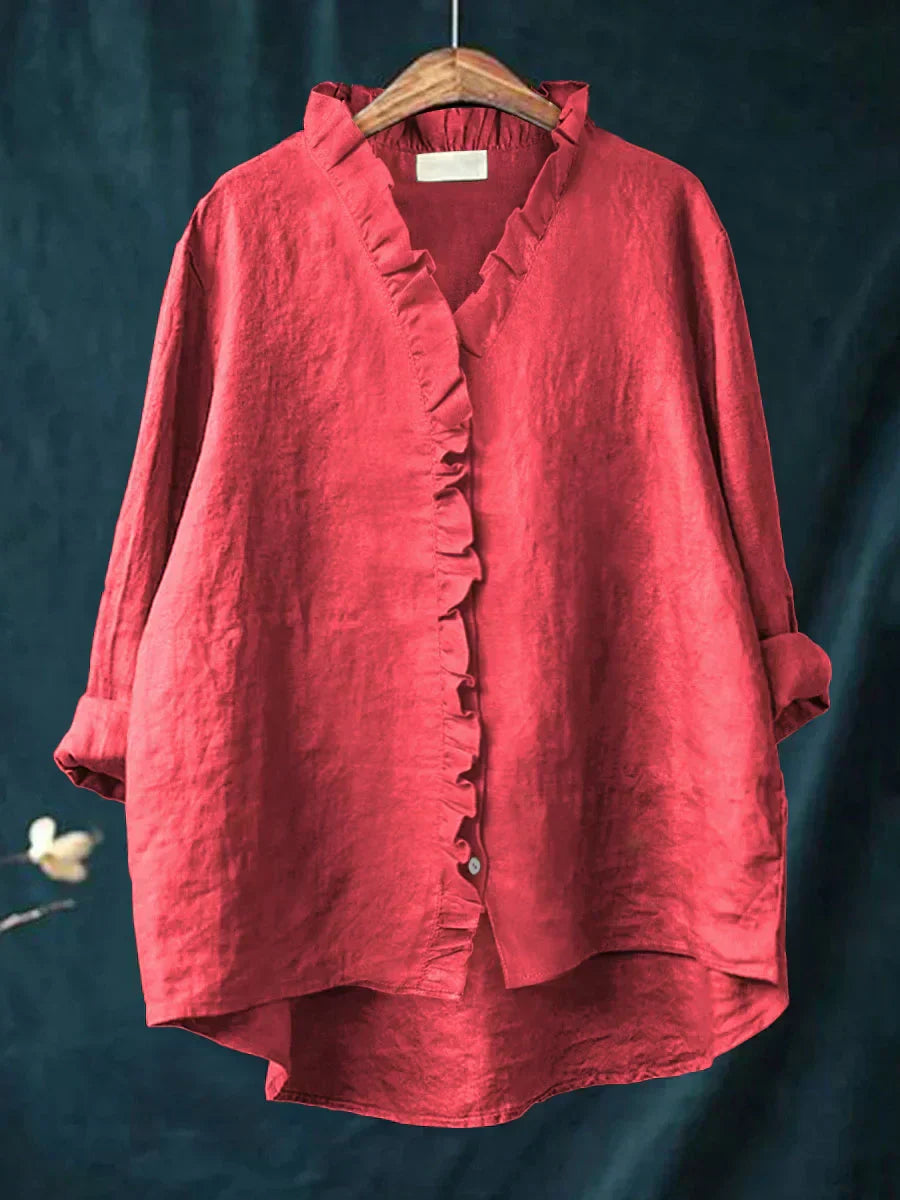 Blouse légère Lily avec volants de Danoir Paris, tissu fluide et détails élégants, portée avec manches longues et finition raffinée.