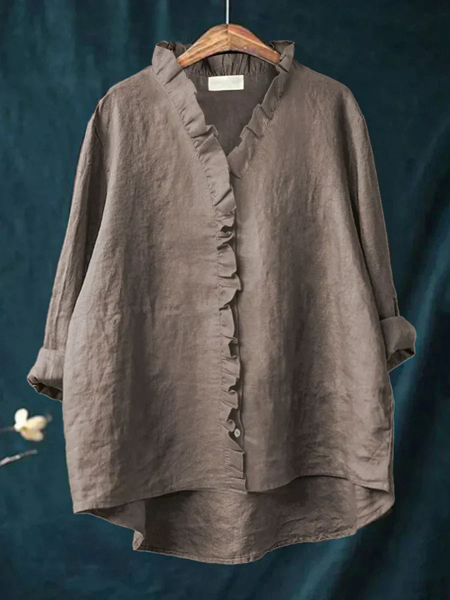 Blouse légère Lily avec volants de Danoir Paris, tissu fluide et détails élégants, portée sur mannequin blanc.