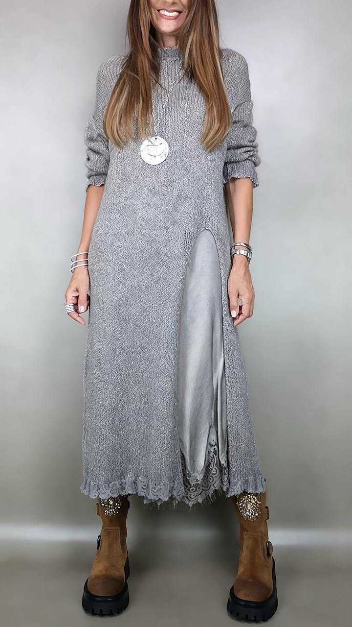 Robe maxi élégante Anarise de Danoir Paris avec tissu fluide et détails sophistiqués, vue en gros plan.
