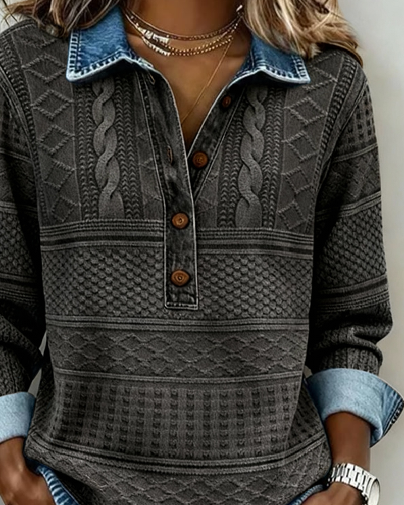 Pull décontracté en denim Sofia de Danoir Paris, coupe élégante, porté avec col en V et manches longues.