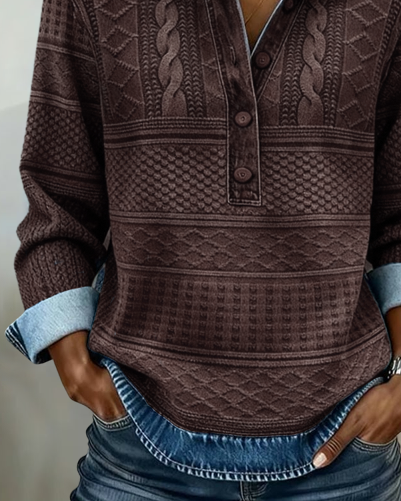 Pull décontracté en denim Sofia de Danoir Paris, léger et confortable, avec coupe moderne et détails classiques.