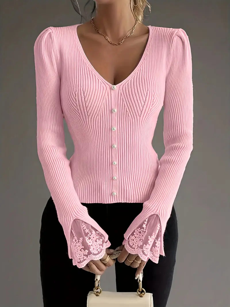 Pull chic en dentelle Elena de Danoir Paris, détail de la dentelle fine et coupe élégante, couleur neutre, vue de face.