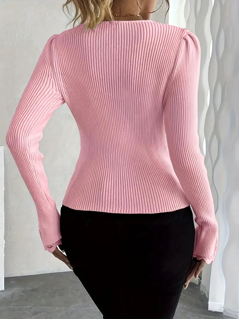 Pull chic en dentelle Elena de Danoir Paris, détail en dentelle délicate et coupe élégante, coloris neutre.