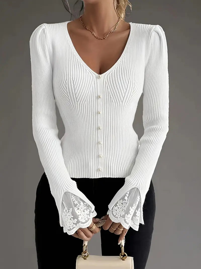 Pull chic en dentelle Elena de Danoir Paris, détail de la dentelle délicate et coupe élégante, vue en gros plan.