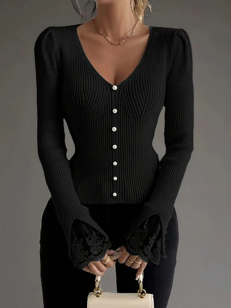 Pull chic en dentelle Elena de Danoir Paris, détail en dentelle délicate, ajustement élégant et finition raffinée.