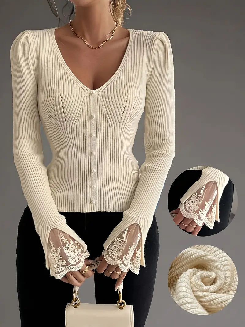 Pull chic en dentelle Elena de Danoir Paris, détail en dentelle fine, coupe élégante, style sophistiqué et féminin.