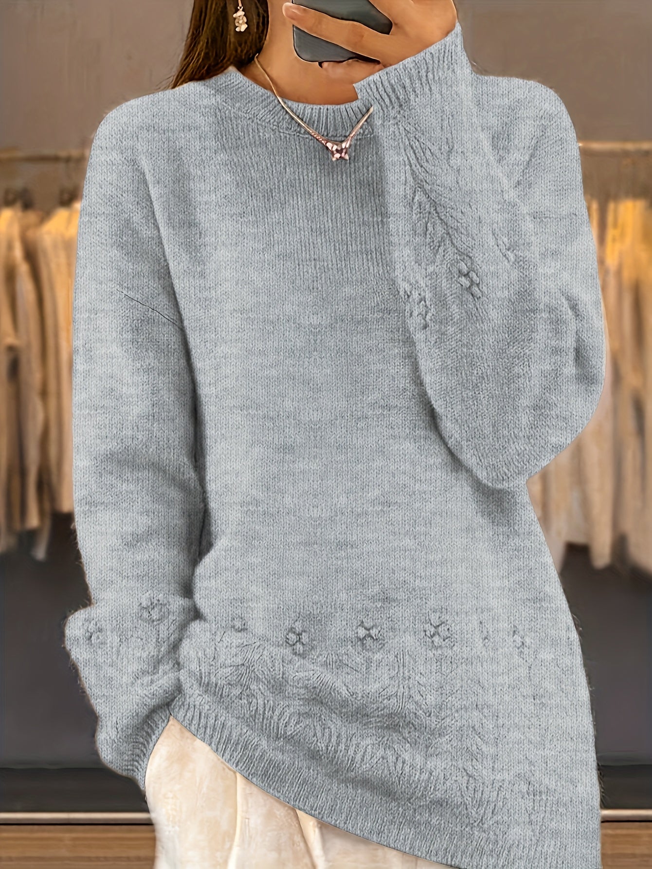 Pull ample doux d'hiver Noémie de Danoir Paris, en laine douce beige avec col rond et manches longues, porté sur un fond blanc