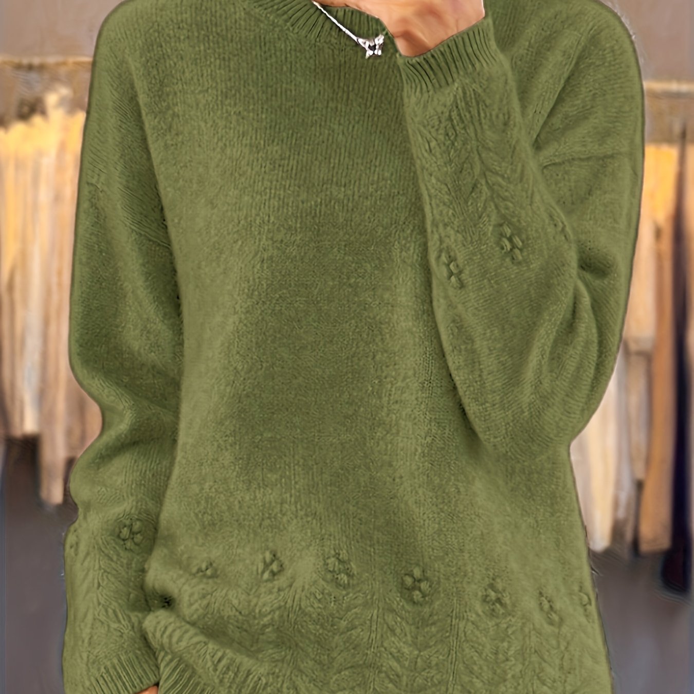 Pull ample doux d'hiver Noémie de Danoir Paris, en laine chaude, couleur beige, porté sur un mannequin, détails du tricot visible.