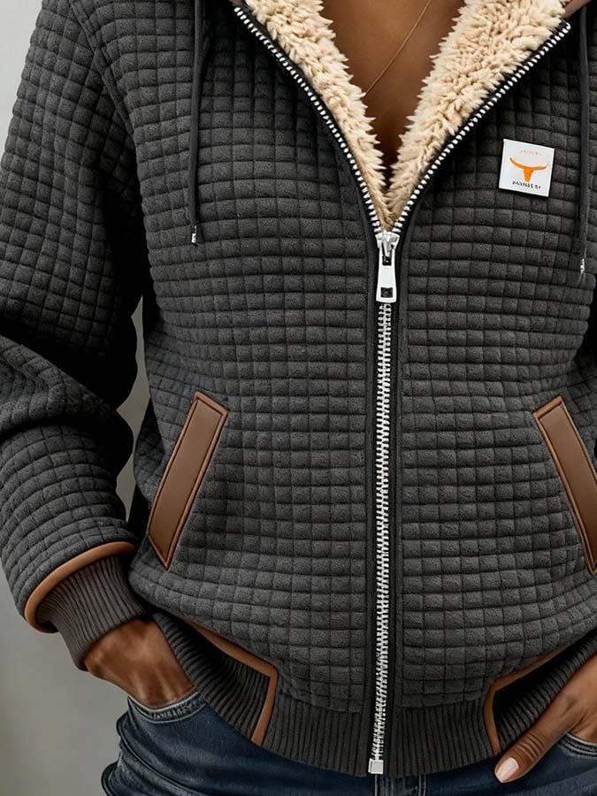 Veste douce d'hiver Milana de Danoir Paris, coupe élégante, tissu chaud et confortable, en coloris neutre.
