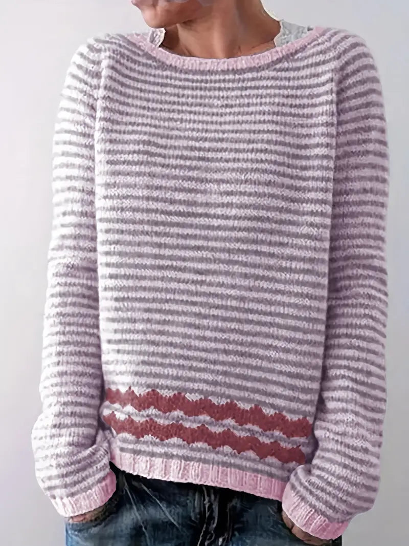 Pull rayé décontracté Lina de Danoir Paris, en coton avec rayures bleues et blanches, porté sur une mannequin.
