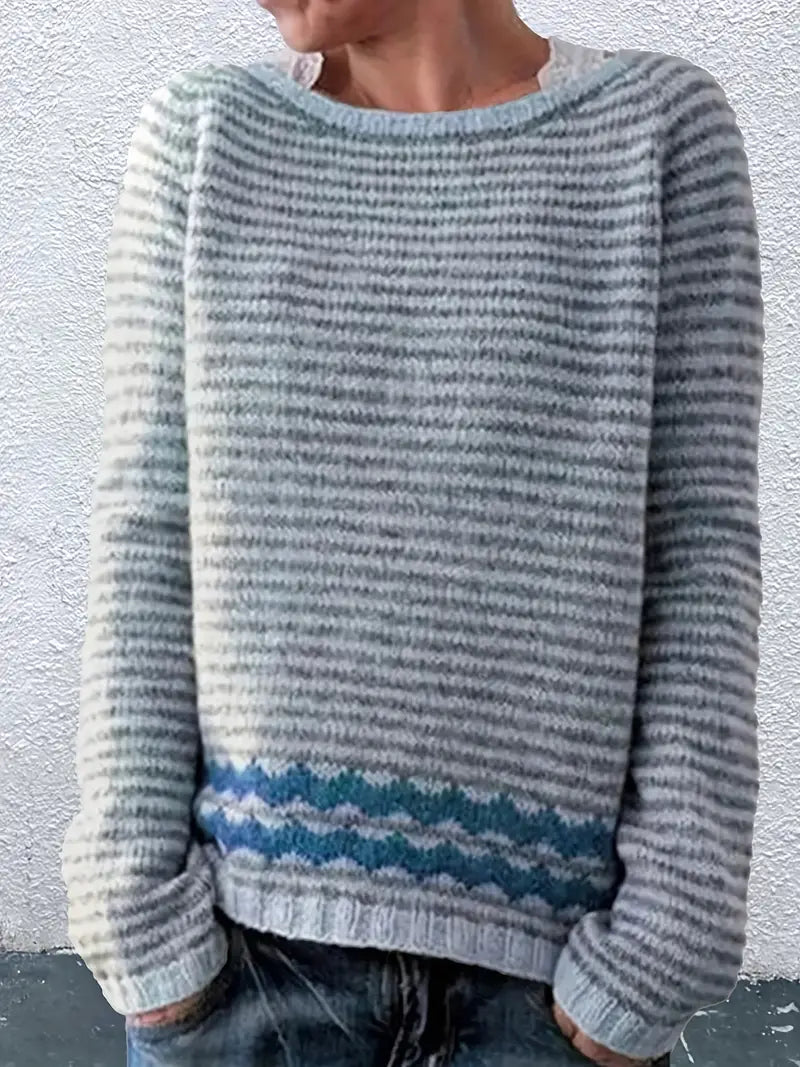 Pull rayé décontracté Lina de Danoir Paris, en tissu léger avec manches longues et rayures bleues et blanches.