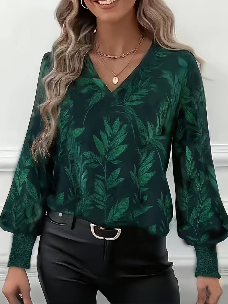 Blouse élégante à imprimé feuilles Ruchama Danoir Paris, tissu fluide et coupe sophistiquée, détail des motifs végétaux visibles.