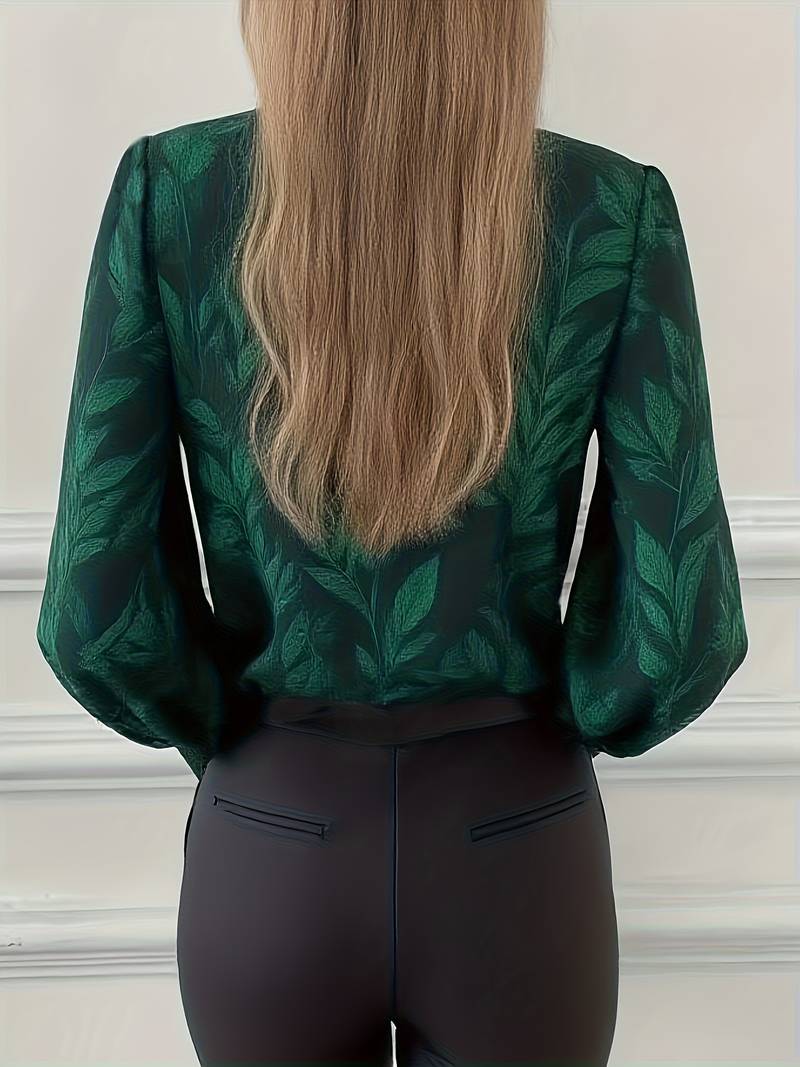 Blouse élégante à imprimé feuilles Ruchama de Danoir Paris, tissu fluide et détails sophistiqués, portée en style décontracté ou habillé.