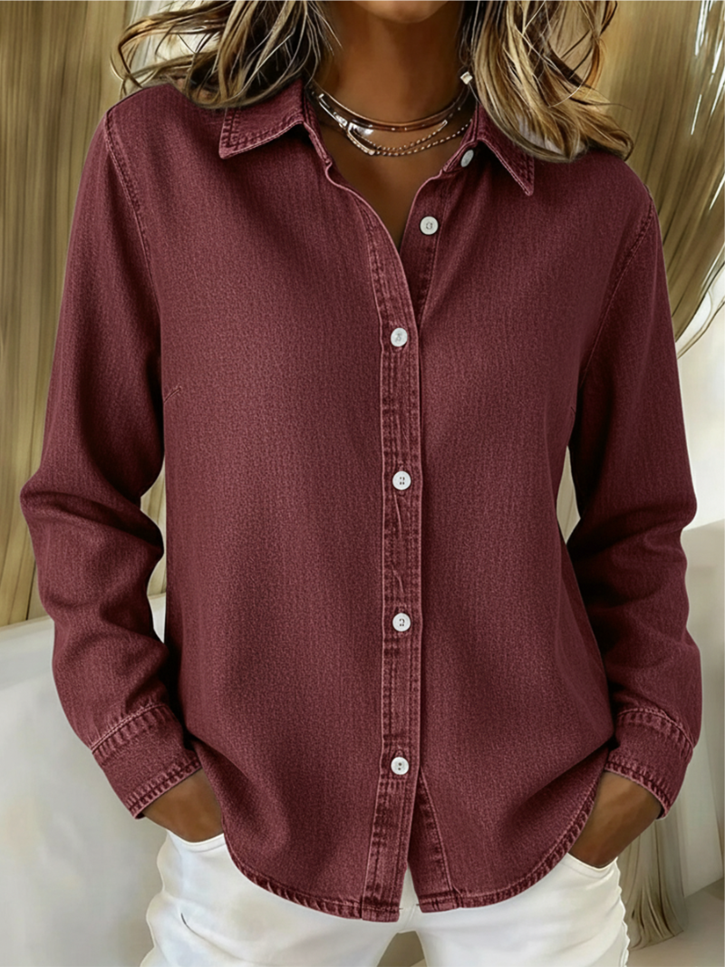 Blouse élégante Lena de Danoir Paris, confortable, en tissu léger, avec détails sophistiqués, portée élégamment.
