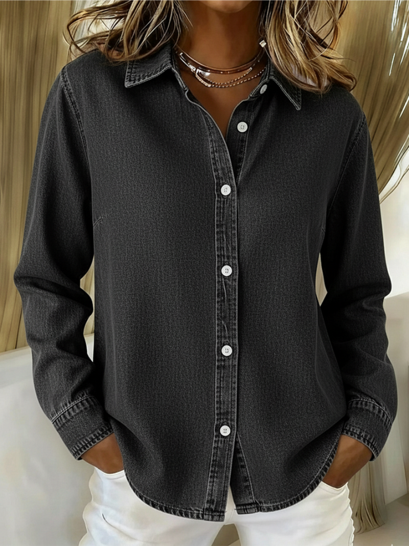 Blouse élégante et confortable Lena de Danoir Paris, tissu léger avec détails raffinés, portée en look chic et décontracté.