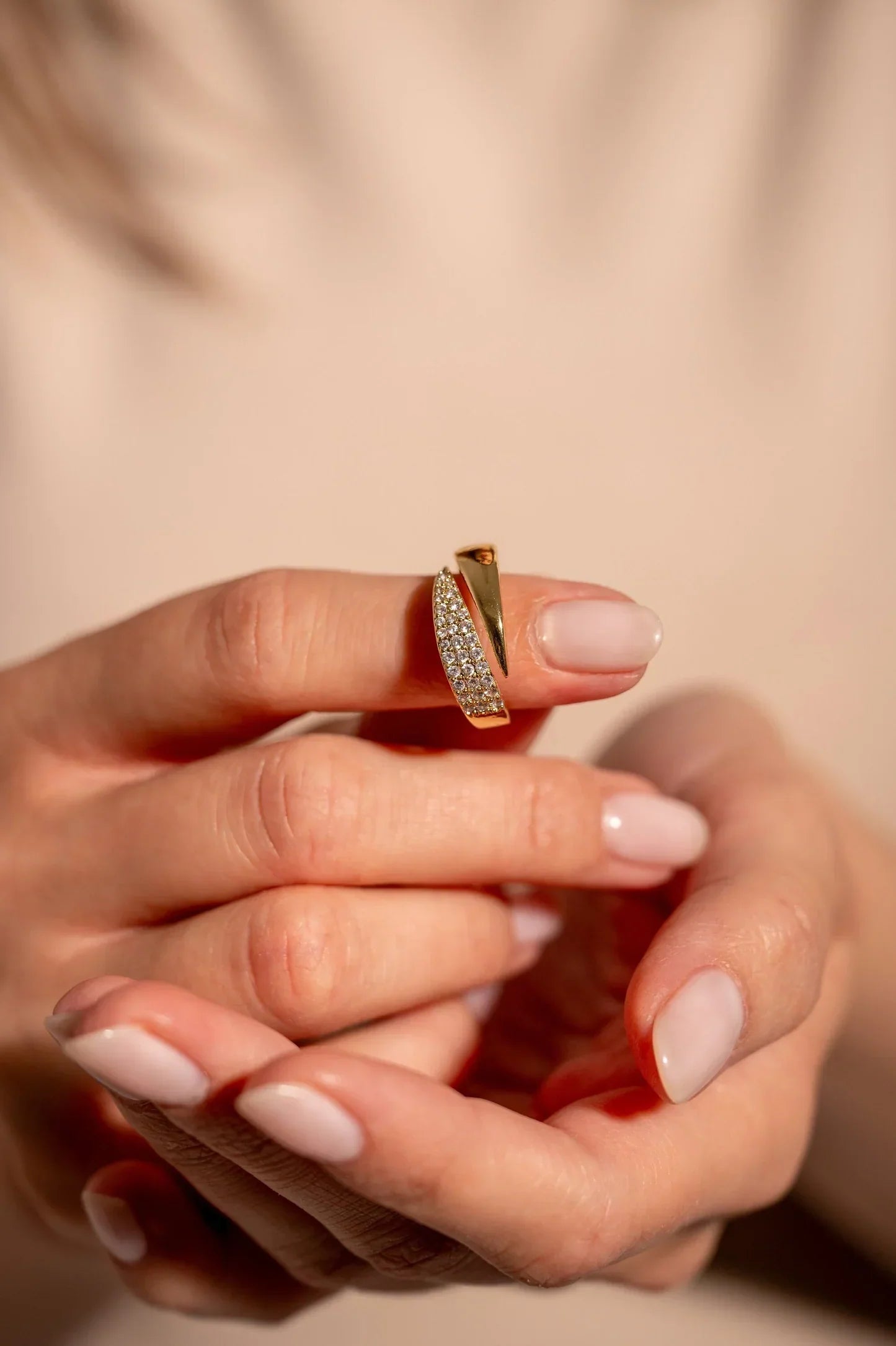 Anneau ajustable Sophie de Danoir Paris, bague élégante en métal fin, image montrant le design chic et raffinée de la bague.