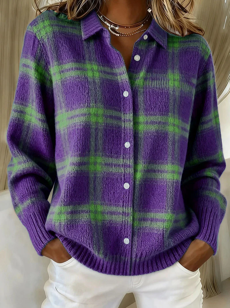 Cardigan à carreaux chic Theresa de Danoir Paris porté, avec col en V et manches longues, look élégant et tendance.