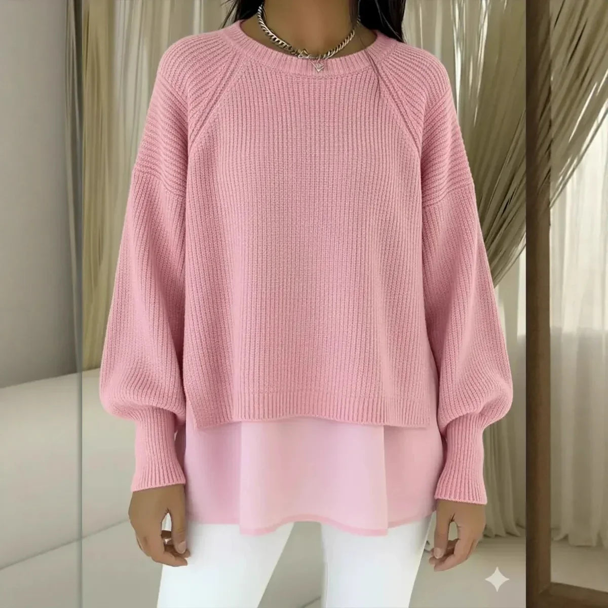 Pull tricot doux noir élégant Danoir Paris FR1501, texture fine et finition soignée, porté en mode décontracté et chic.