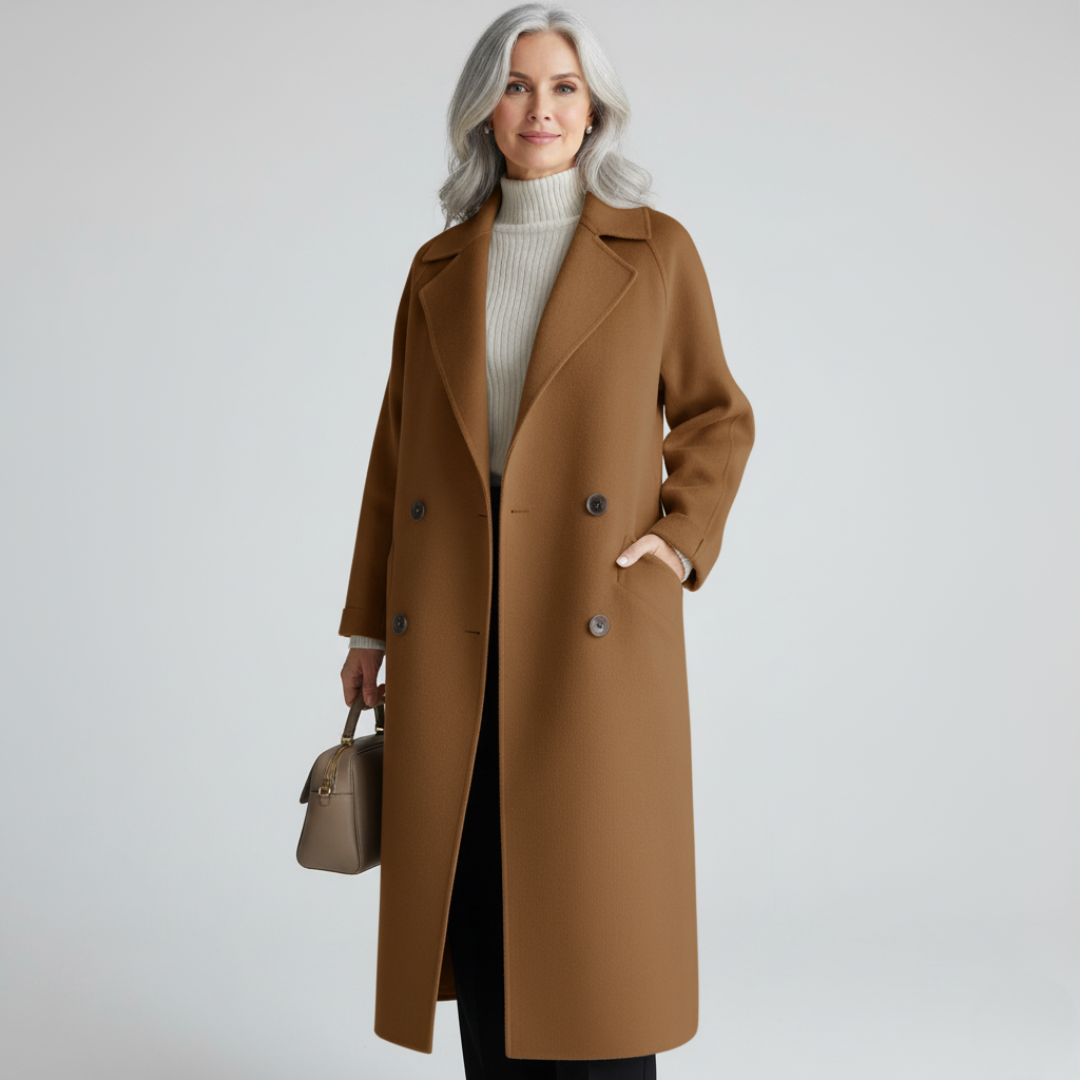 Manteau élégant Maeve de Danoir Paris, coupe intemporelle, tissu chic, porté avec col et boutons visibles.