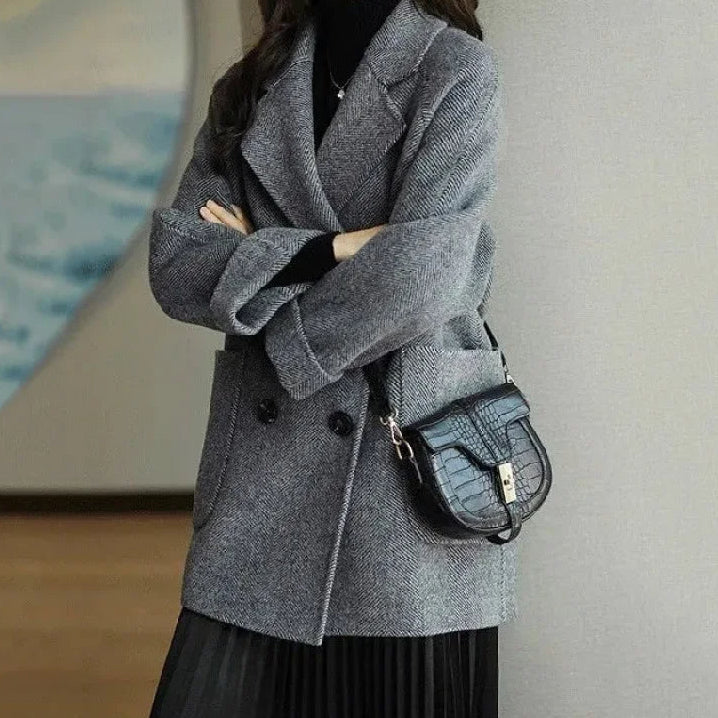 Manteau cachemire beige Megan de Danoir Paris, élégante coupe avec col classique et boutons devant, tissu doux et chaud.