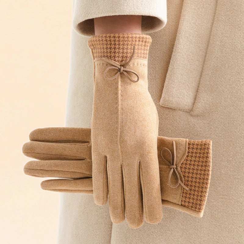 Gants en cachemire élégants Emily de Danoir Paris, douceur et style, couleur neutre, détails raffinés, parfaits pour l'hiver.