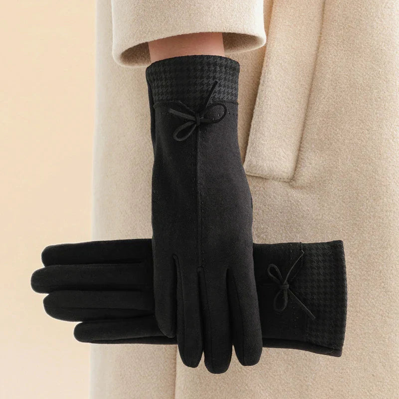 Gants en cachemire Danoir Paris Emily, élégants, couleur noire, finition douce et raffinée, portée sur une main.