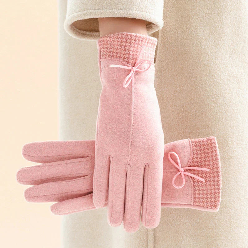 Gants en cachemire élégants Emily de Danoir Paris, couleur neutre, avec finition raffinée et texture douce visible.