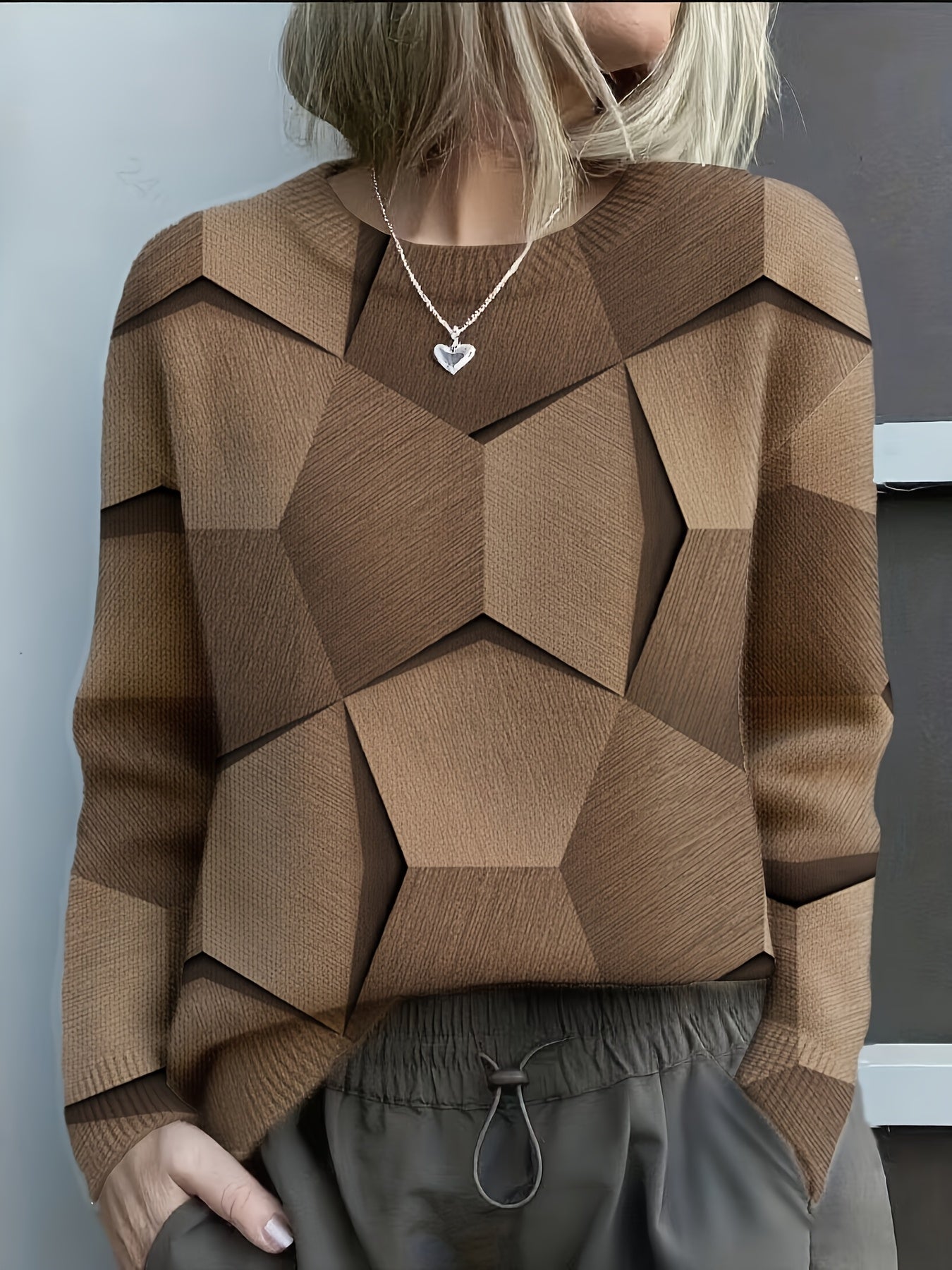 Pull femme Lucia Danoir Paris, sweat géométrique artistique avec motifs colorés, détails visibles sur le tissu.