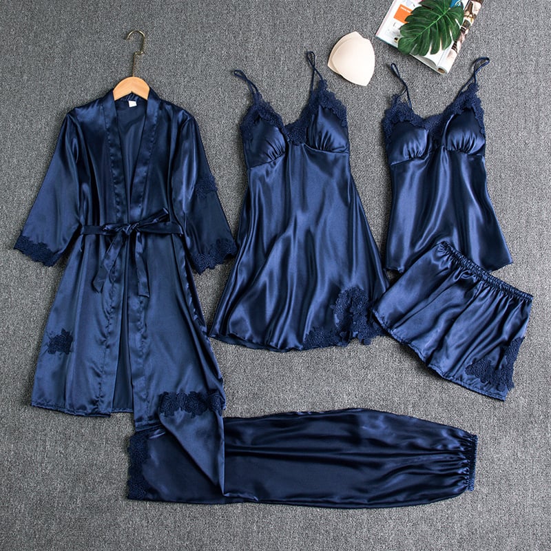 Ensemble de nuit élégant Rebecca de Danoir Paris, pyjama en satin avec dentelle, image montrant le haut et le pantalon assorti.