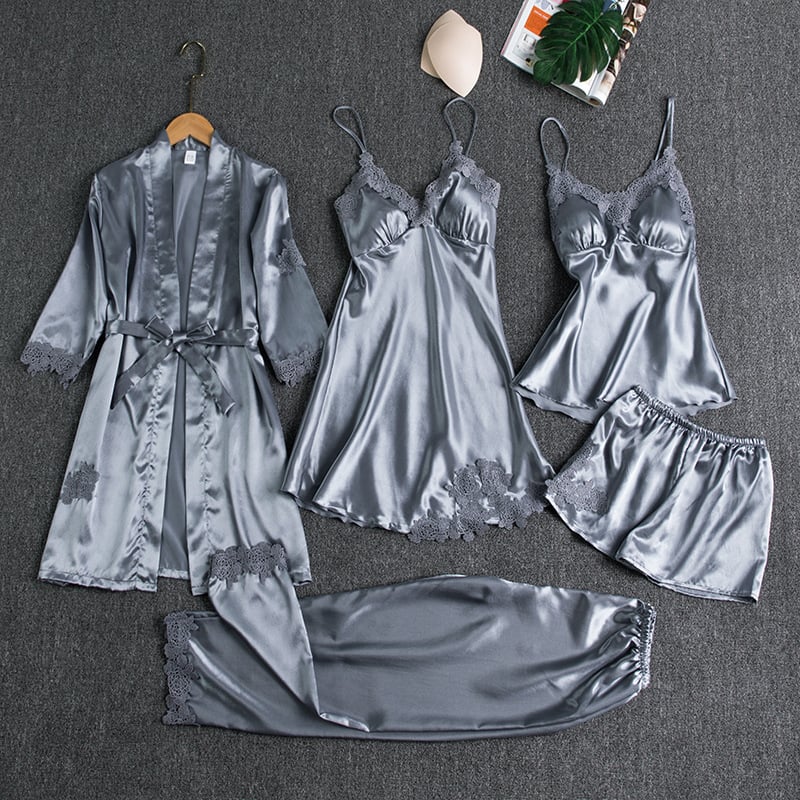 Pyjama Rebecca de Danoir Paris, ensemble de nuit élégant en satin noir avec détails en dentelle, vue en gros plan.