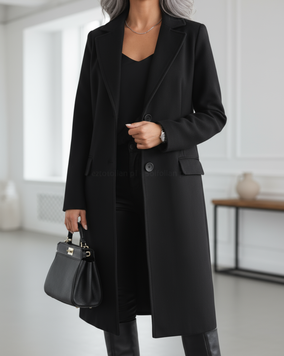 Manteau long élégant Danoir Paris FR1528 en gris, vue de face, avec col sophistiqué et coupe fluide.