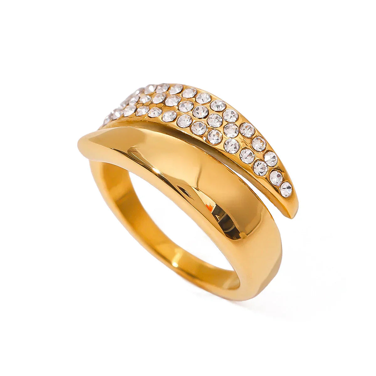 Bague symbolique élégante Leyna de Danoir Paris avec design raffiné, en métal argenté, portée sur le doigt.