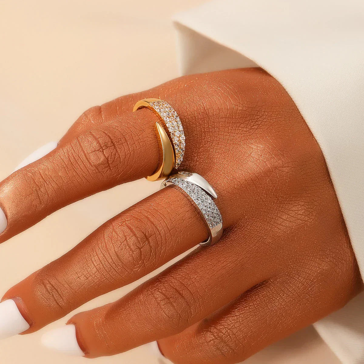 Bague symbolique élégante Leyna de Danoir Paris avec design fin et sophistiqué, vue en gros plan sur la main.