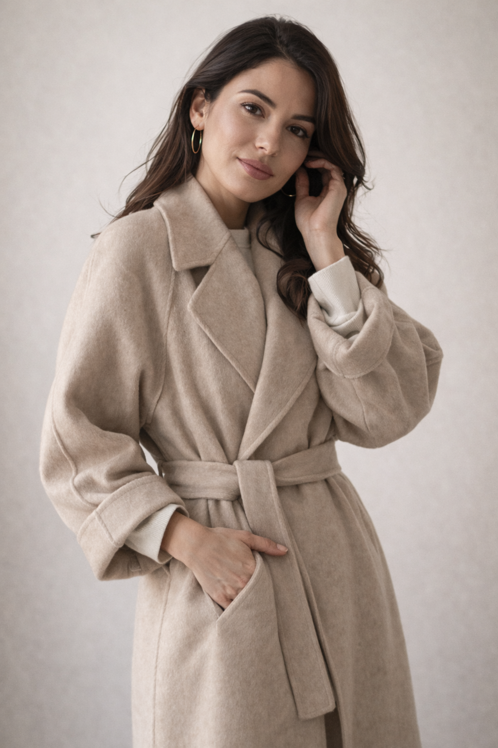 Manteau élégant pour femmes Luise de Danoir Paris, en tissu chic, porté avec col et boutons sophistiqués, image en noir et blanc.