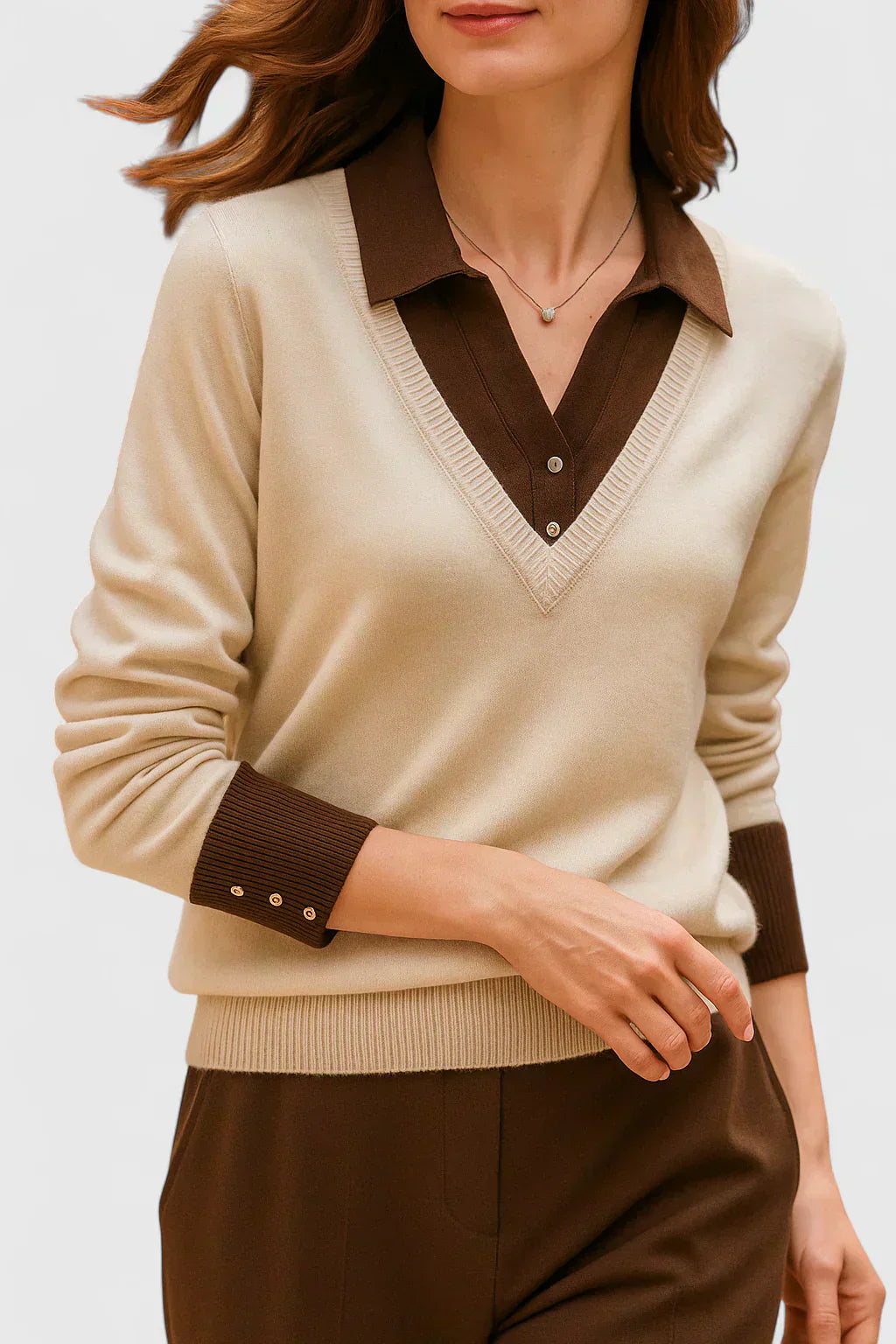 Pull en cachemire Danoir Paris Jovi, modèle FR1558, en laine chic italien, porté sur un fond neutre.