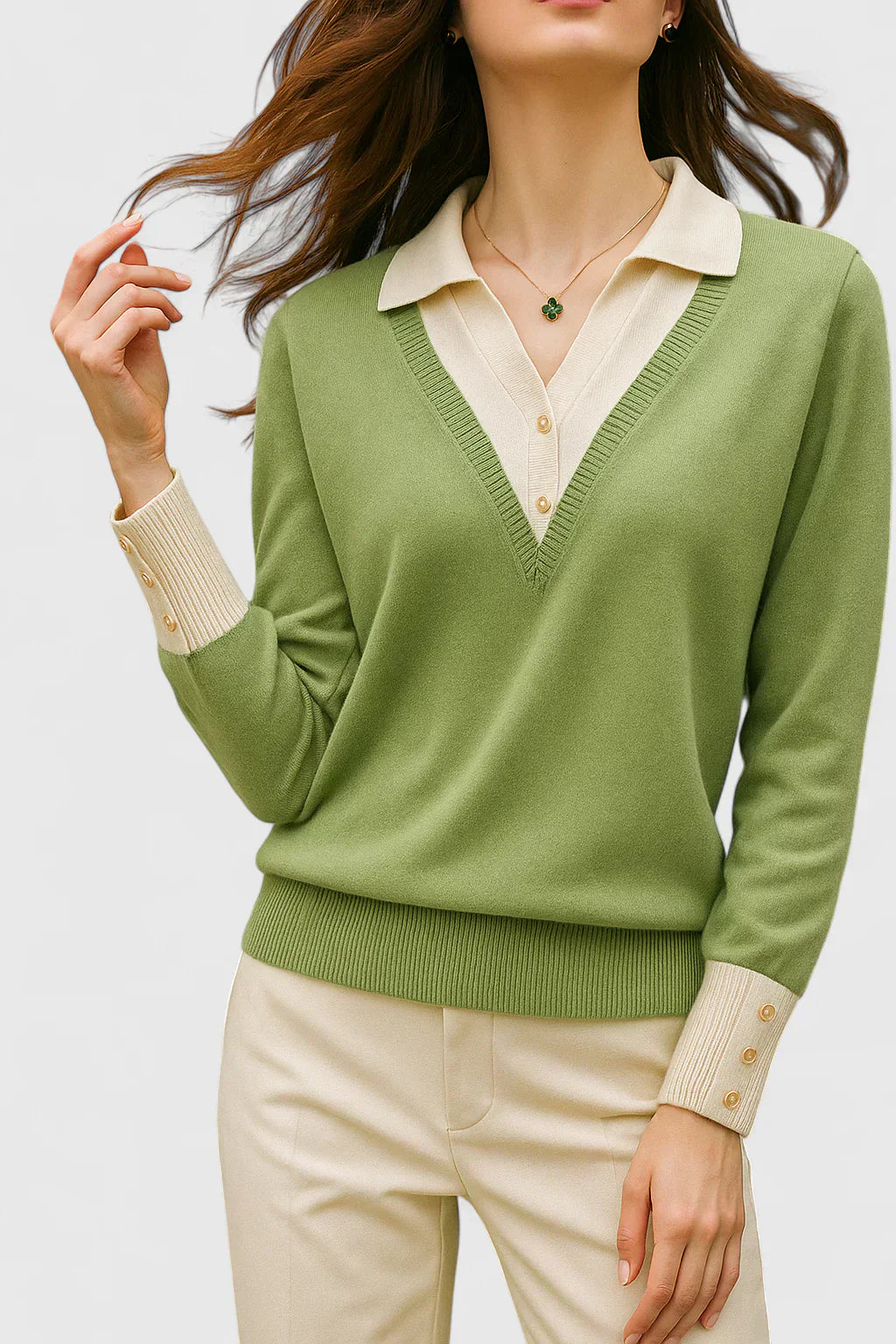 Pull chic en cachemire Danoir Paris, modèle FR1558, avec un style élégant et sophistiqué, porté par un mannequin.