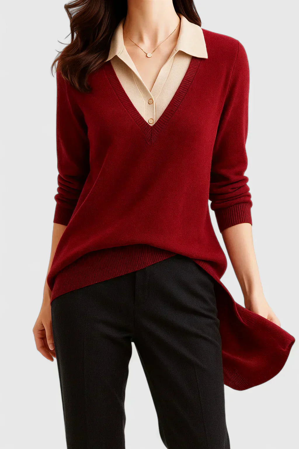 Pull chic rouge Jovi Danoir Paris, élégant pull en laine avec col rond et détails raffinés, porté sur un mannequin.