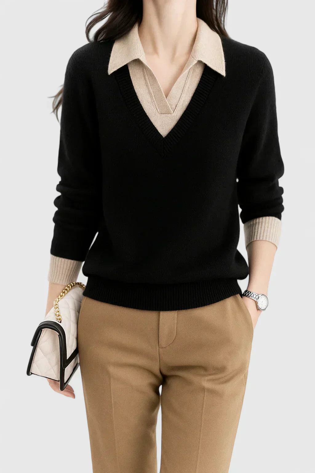 Pull chic Danoir Paris Jovi en cachemire élégant, couleur beige, porté avec col rond et manches longues, style sophistiqué.