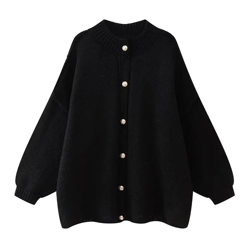 Pull Géraldine Danoir Paris, élégant et confortable, en maille fine, porté en style décontracté pour un look quotidien sophistiqué.