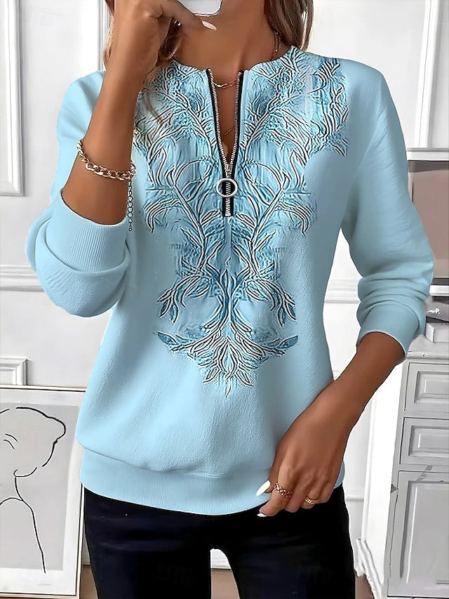 Pull confortable Johanna de Danoir Paris, modèle FR1564, en laine douce, porté par une femme dans un style décontracté.