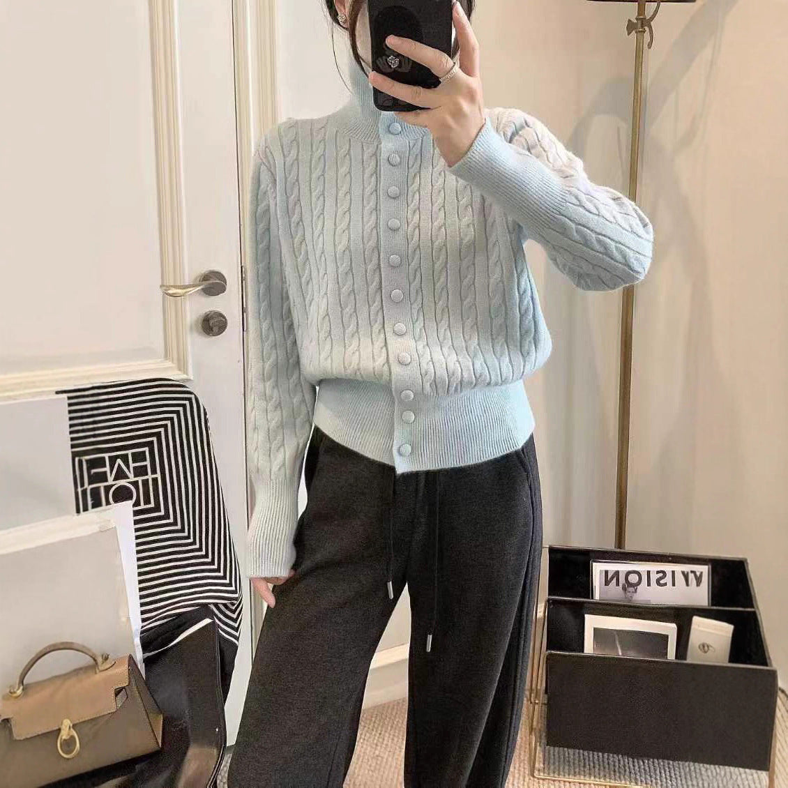 Cardigan tressé chic Lina de Danoir Paris, en laine douce, porté avec manches longues et style élégant.