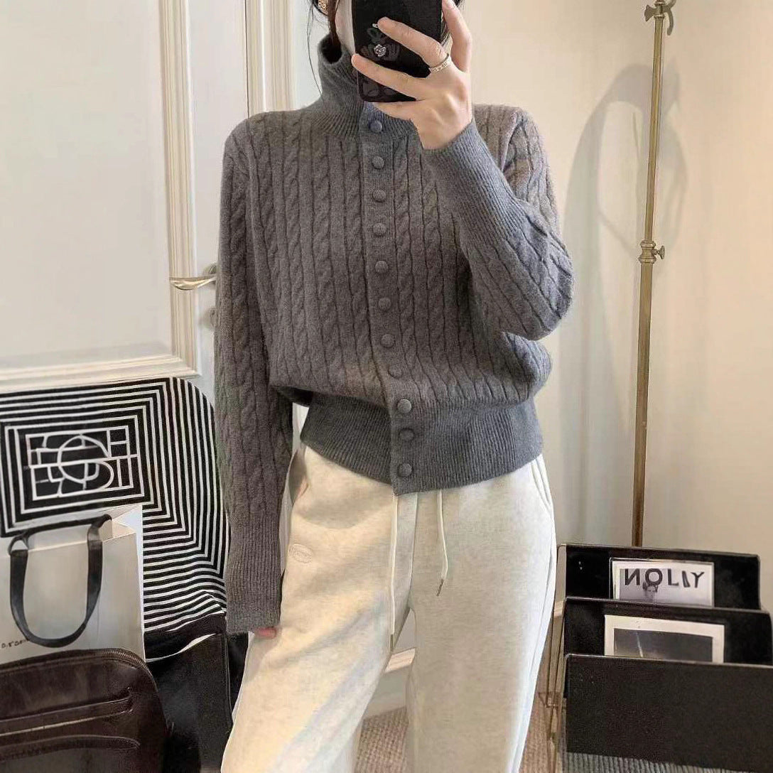 Cardigan tressé chic Lina de Danoir Paris, élégant et confortable, en laine douce, porté avec style.