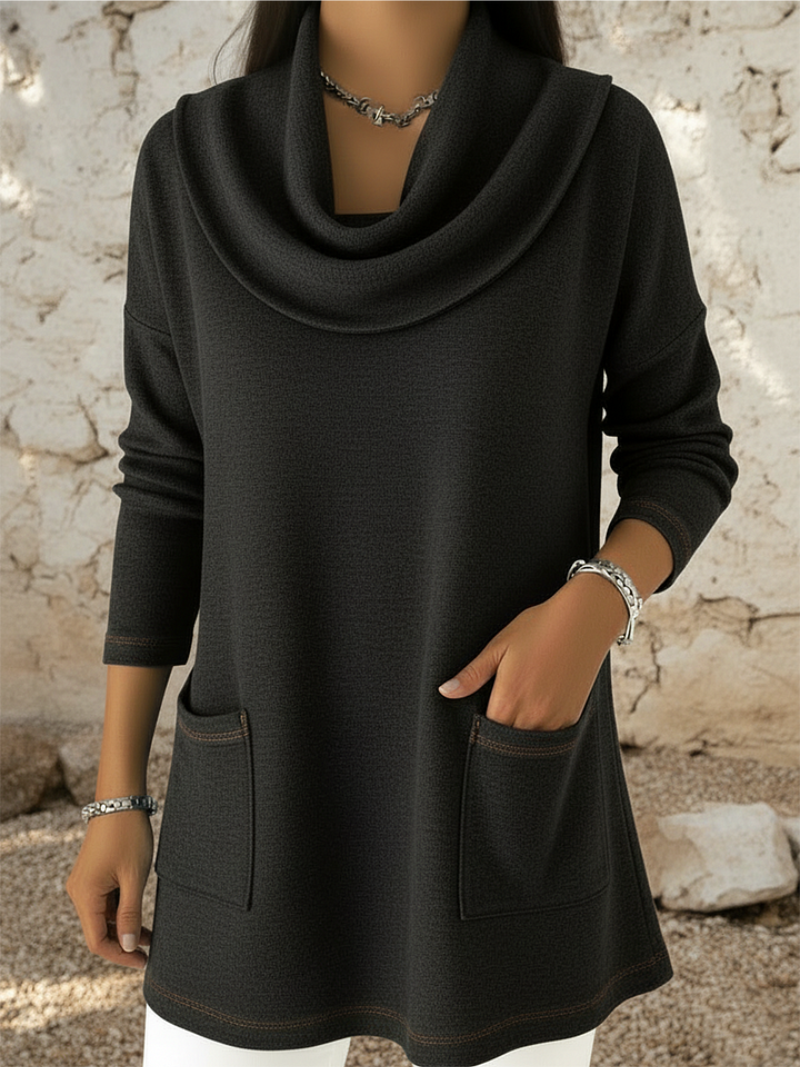 Pull confortable Sofie de Danoir Paris, style décontracté, en tissu doux, porté par un modèle, couleur neutre.