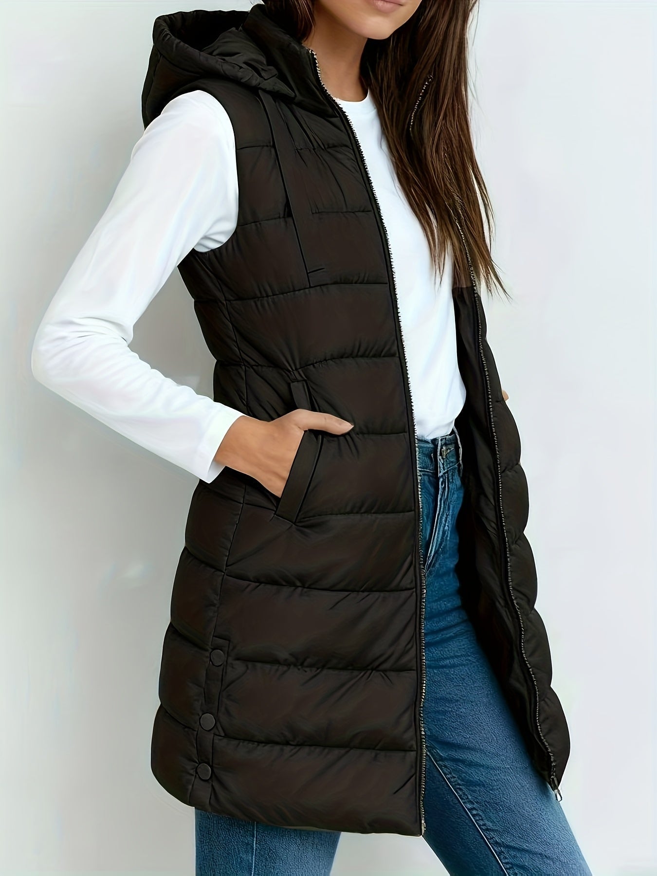 Veste à capuche chic Danoir Paris Emelia, coupe élégante, tissu confortable, logo discret, détail mode pour femmes.