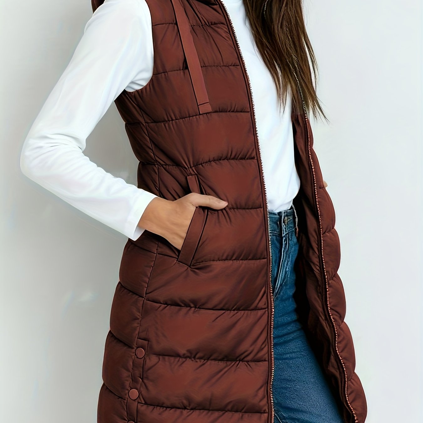 Veste à capuche chic Danoir Paris Emelia en tissu sombre, style élégant et moderne, vue de face avec détails de la capuche.