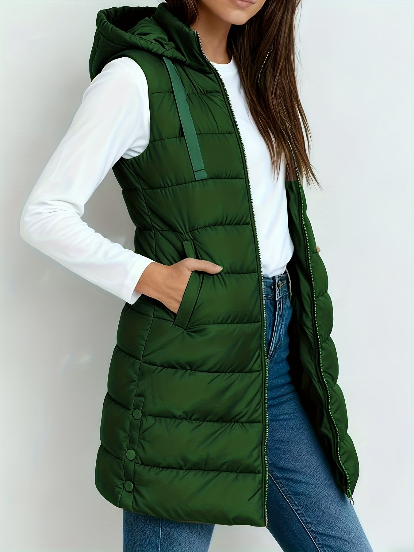 Veste à capuche chic Danoir Paris Emelia, confection élégante avec capuche, en tissu doux, porté sur fond neutre.