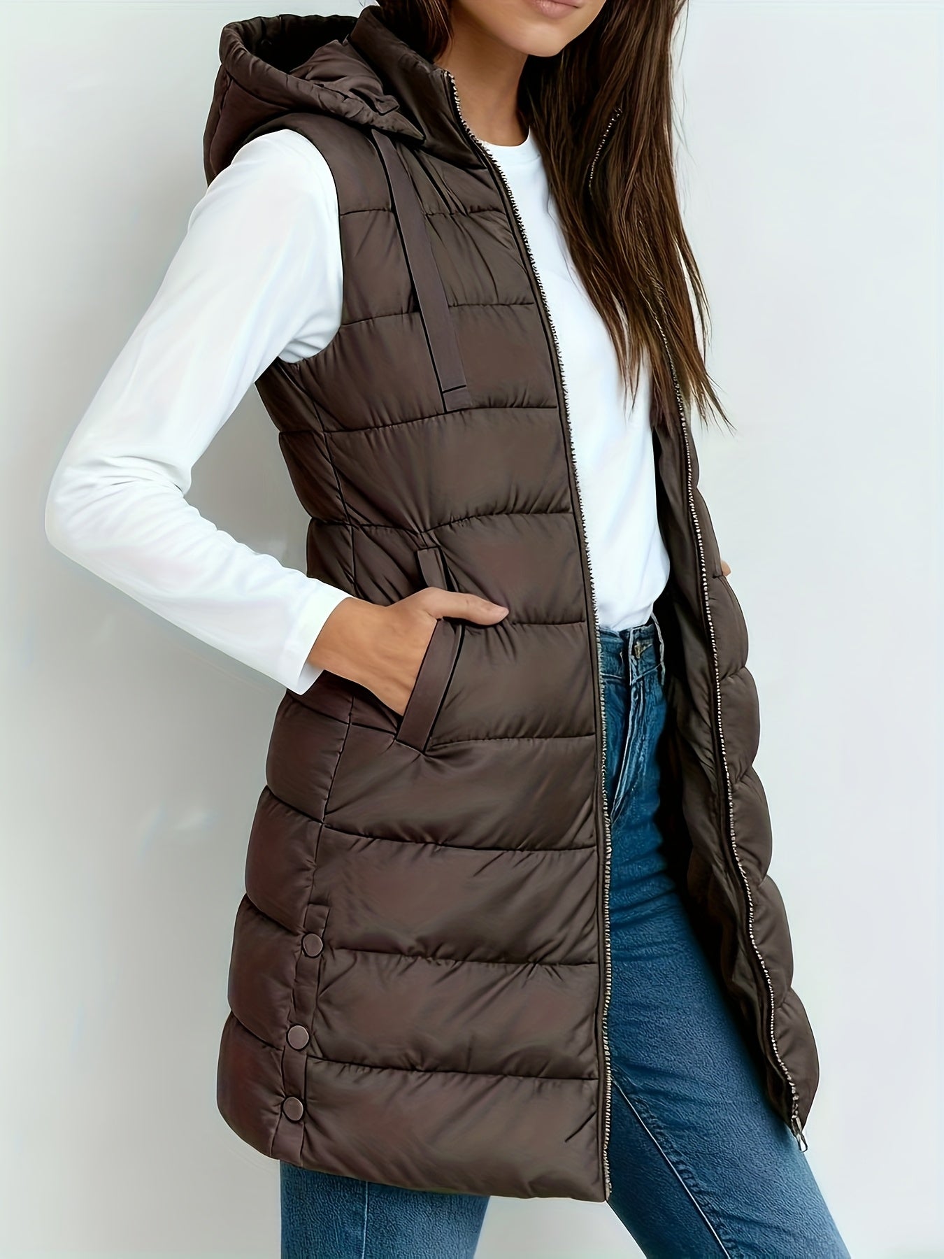 Veste à capuche chic Danoir Paris Emelia, coupe élégante avec détails modernes, portée en extérieur.