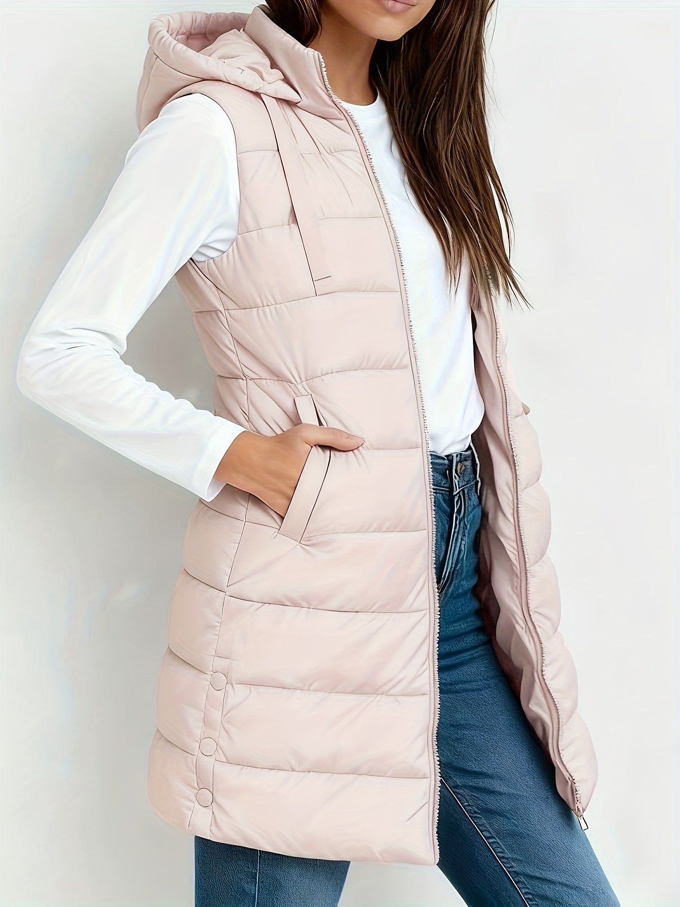 Veste à capuche chic Emelia de Danoir Paris, coupe élégante, en tissu doux, couleur neutre, vue de face sur fond blanc.