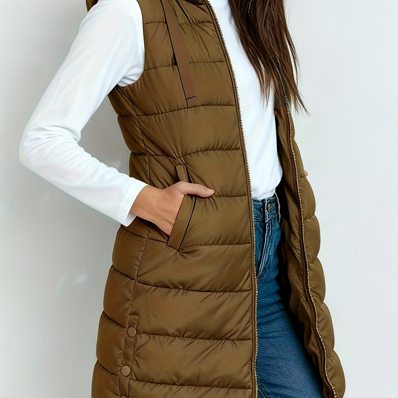 Veste à capuche chic Emelia de Danoir Paris, couleur beige, avec détails modernes, vue de face sur un fond neutre.